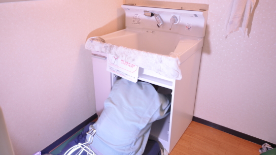 新しい洗面台の設置工事中